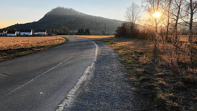 Hier an der viel genutzten Sportplatzstraße ist es in den Abendstunden sehr finster. Derzeit wird geprüft, ob Solarleuchten das Problem ...