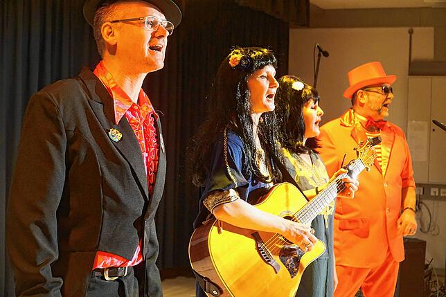 Die Gesangsgruppe Sockemolli. Die vier Sänger Clemens Baumann, Gesche Storz, Melanie Weißer und Uwe (Fanny) van Ofen (von links) ...