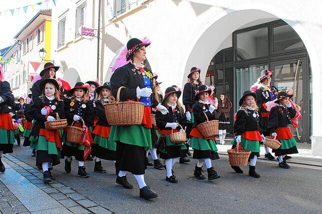 Bild 27: Die schönsten Bilder vom Kinderumzug und Kindernarrenbaumstellen am Fastnachtsdienstag