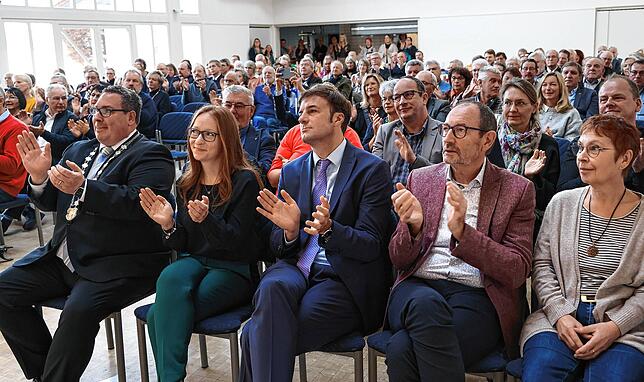 Mehrere hundert Mooser Bürger, darunter auch Alt-Bürgermeister Peter Kessler (Zweiter von rechts) mit seiner Frau nutzten dien ...