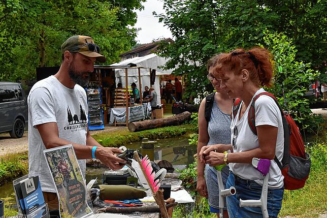 Bild 20: Ausgelassene Stimmung in Eigeltingen: Die 25. Internationale Bogen- und Messermachermesse in der Lochmühle