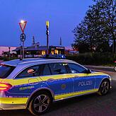 Die Polizei zeigte am Freitagabend rund um den Obi-Kreisel in der Singener Südstadt überall Präsenz.