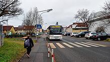 Wenn der Zug nicht fährt: Der Seehäsle-Bus fährt als Schienenersatz die Haltestelle Haselbrunnsteg an.