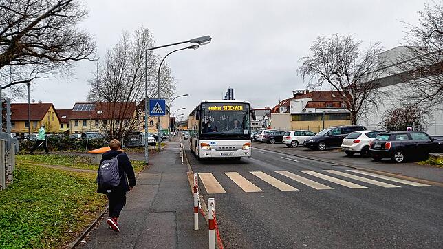 Wenn der Zug nicht fährt: Der Seehäsle-Bus fährt als Schienenersatz die Haltestelle Haselbrunnsteg an.