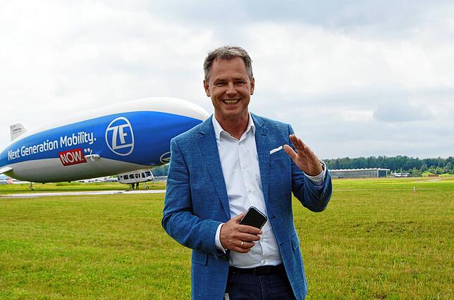 Eckhard Breuer, Geschäftsführer der Zeppelin Reederei, vor dem Luftschiff, dessen Hüllenvolumen erweitert wird.