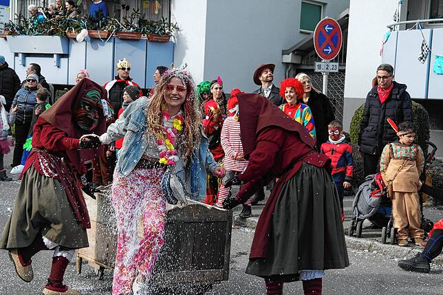 Bild 6: Bilder vom Narrensprung der Narrenzunft Seegockel in Friedrichshafen (2/3)