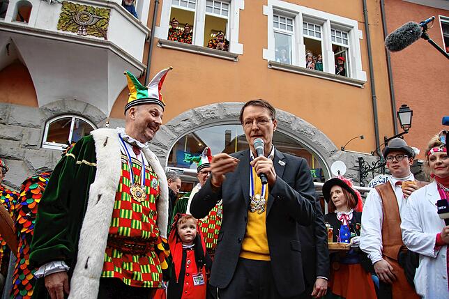 Bild 30: Erst als Pappfigur, dann live: Alle Bilder vom Tag mit Karl Lauterbach in Stockach