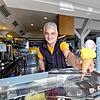 Mauro Carloni von der Eisdiele Imperia in der Konstanzer Hafenstraße reicht eine Waffel mit zwei Eiskugeln über die Theke. 3,60 Euro ...
