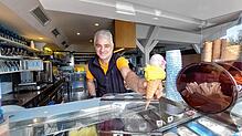 Mauro Carloni von der Eisdiele Imperia in der Konstanzer Hafenstraße reicht eine Waffel mit zwei Eiskugeln über die Theke. 3,60 Euro ...