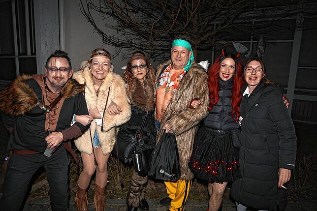 Bild 22: Konstanzer Straßenfasnacht 2025: Am Fasnachtssamstag werden Besenwirtschaften gestürmt