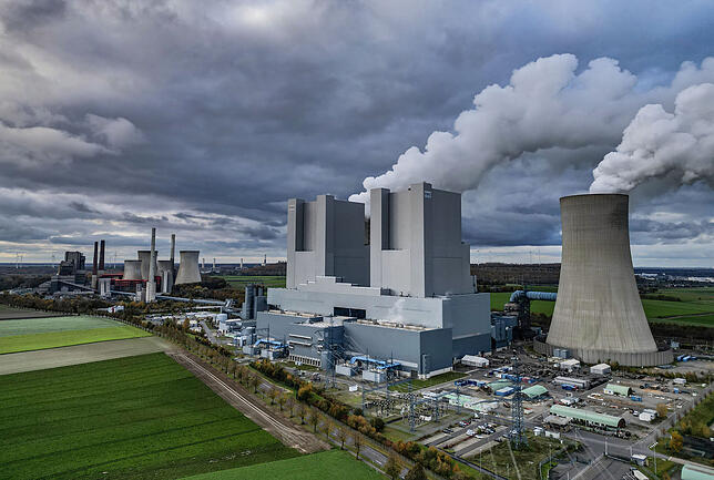 Dampf steigt aus dem RWE Braunkohlekraftwerk Neurath II. Die Zeiten von Kohle und Atomkraft sind vorbei.