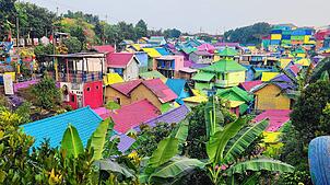 Auf seiner Abenteuerreise durch Asien kommt Mika Sonntag auch in das Regenbogendorf Kampung Pelangi in Indonesien.