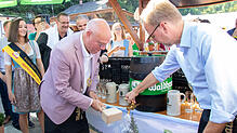 Die 551. Waldshuter Chilbi hat begonnen: John Lamb, Bürgermeister von Waldshuts englischer Partnerstadt Lewes, vollführte den ...