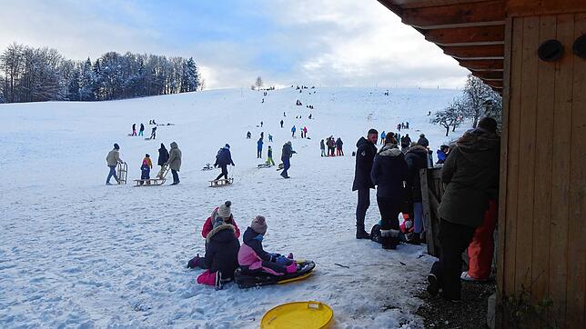 Der Haldenlift der Familie Senn in Wintersulgen steht in diesem Winter wegen der Corona-Pandemie still, reges Rodeltreiben ist auf dem ...
