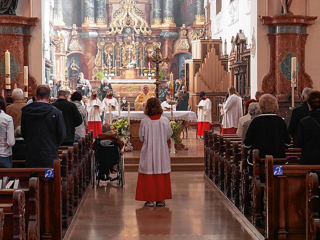 Im Zeichen des Kreuzes: Dekan Peter Berg zelebrierte das Hochamt im Münster.