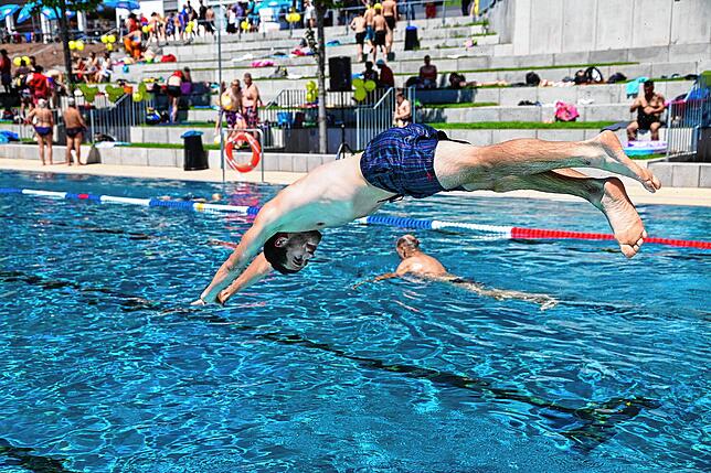 Tim Roth aus Tennenbronn gehörte zu den Ersten, die einen beherzten Sprung ins neue Freibad macht.