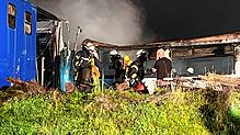 Die Feuerwehr ist auch mit Atemschutz im Einsatz.