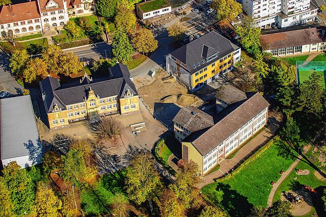 Die Grundschule Stockach. In der Bildmitte fehlt das frisch abgerissene Zwischengebäude, welches durch einen Neubau ersetzt werden soll.