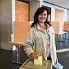 Irina Klink gibt kurz vor Schließung der Wahllokale ihre Stimme bei der Bürgermeisterwahl in Engen in der Stadthalle ab. In zwei Wochen ...