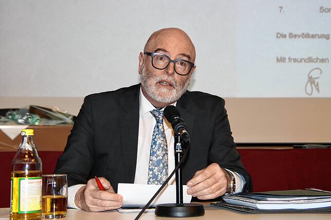 Januar 2023: Merklich gerührt war Bürgermeister Rainer Stolz, als er im Gemeinderat die Gründe für seinen Rücktritt erläuterte.