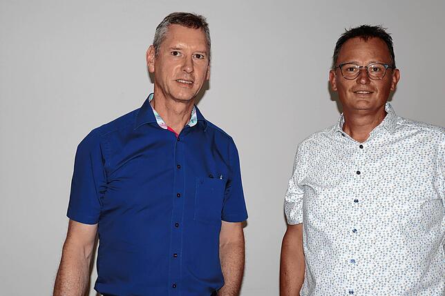 Martin Feuerstein und Stephan Einsiedler (von links) erläuterten das neue Leuchtturmprojekt vor Beurener Bürgern.