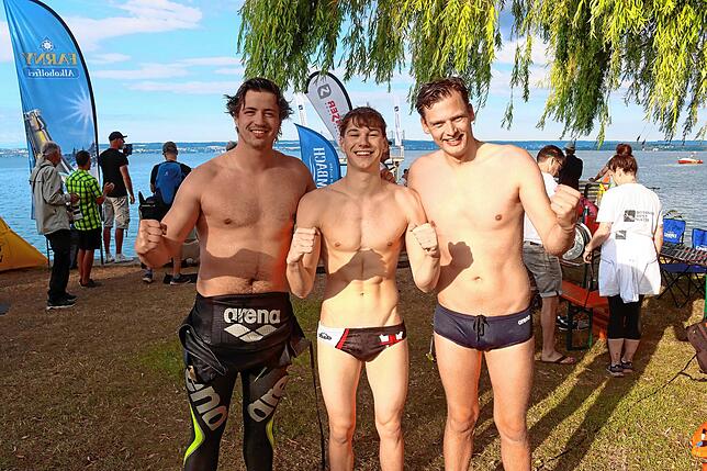 Die besten drei Schwimmer über fünf Kilometer: Sieger Enzo Fath (Mitte), der Zweite Alex Eckervogt und Dritter Damian Wierling.