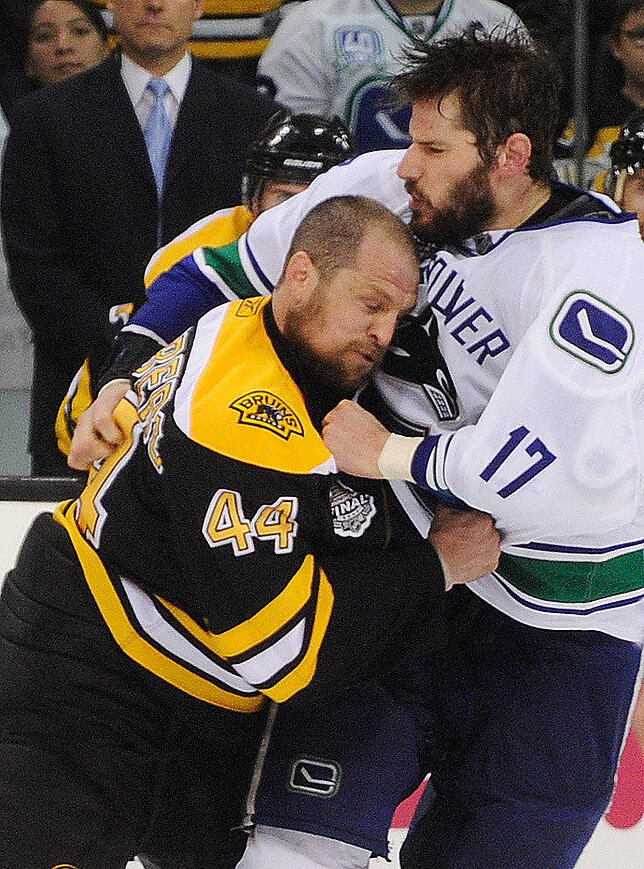Dennis Seidenberg (links) kämpft im Stanley Cup Finale 2011 (Spiel 3) mit Ryan Kesler von den Vancouver Canucks.