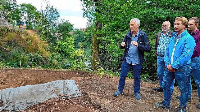 Der stellvertretende Geschäftsführer der Churer Firma Crestageo, David Baseglia (links), erläutert, wie eine der beiden Hängeseilbrücken ...