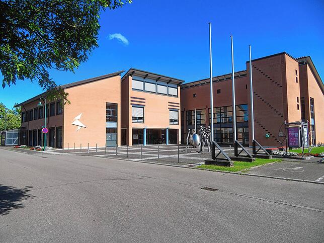 Das Gemeindezentrum in Rheinheim, hier der Blick auf das Rathaus.