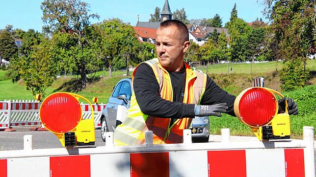 Ioan Gherghel, Mitarbeiter bei der Firma Zeppelin, richtete am Montag die Umleitung beim Abig-Knoten ein.