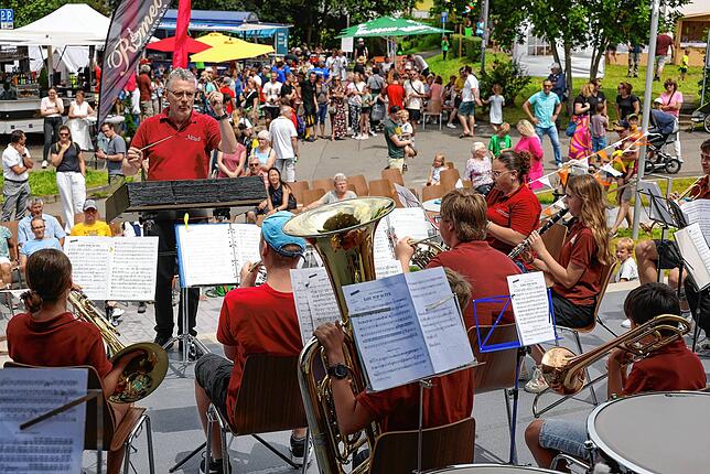 Mehrere Musikvereine sorgen beim Fest in Markelfingen auf der Bühne für die musikalische Unterhaltung der Gäste.
