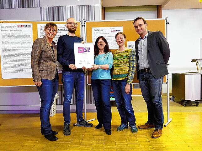Von links: Claudia Heisel, Klassenlehrerin der 6b, Moritz Scherzer vom Verein „Bündnis gegen Cybermobbing“, ...
