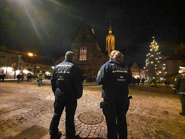 Auf dem Münsterplatz ist um 18.45 Uhr alles unter Kontrolle. Die Demonstranten versammeln sich aber anderswo.