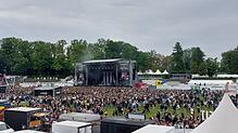 (Archivbild) Blick vom Eingang auf die Hauptbühne und die Verpflegungsstände beim Campus-Festival 2023.