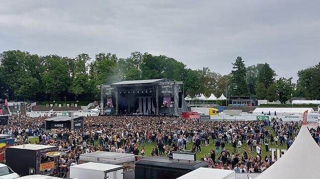 (Archivbild) Blick vom Eingang auf die Hauptbühne und die Verpflegungsstände beim Campus-Festival 2023.