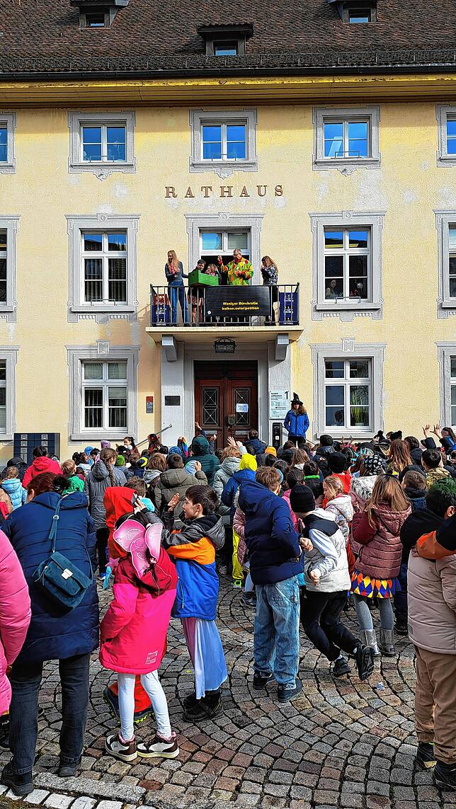 Bild 12: Fasnacht-Bilder aus Bad Säckingen: Wiiber treiben ihr Unwesen am schmutzigen Donnerstag – jetzt ansehen!