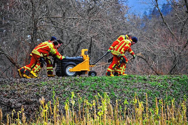 Bei Maulburg sickerte Wasser durch einen Hochwasserdamm. Die Feuerwehr sicherte den Damm mit Sandsäcken.