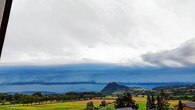 Da braut sich was zusammen: Die Gewitterwolken über dem Hohentwiel kurz vor dem Ausbruch des Gewitters.