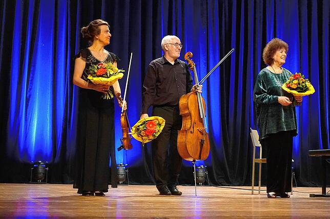 Dank mit Blumen für ein gelungenes Eröffnungskonzert an (v.l.): Anke Dill (Violine), Gustav Rivinius (Cello) und Carmen Piazzini (Klavier)
