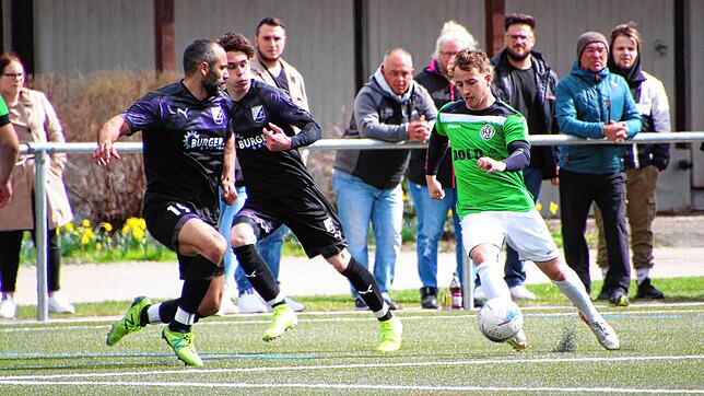 Der Furtwanger Tim Ganter (rechts) versucht, an den Schonachern Coskun Öztürk (links) und Tim Dufner vorbeizukommen. Die Derby zwischen ...