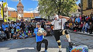Tausende Besucher kommen zum Straßenmusiksonntag in die historische Bräunlinger Innenstadt. Hier der Auftritt des Circo Solito im August ...