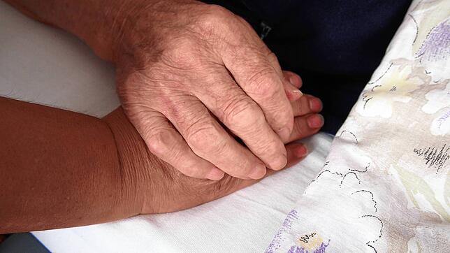 Die Mitarbeiter des Hospizdienstes begleiten sterbende Menschen. Oft sitzen sie am Bett, reden, lesen vor oder hören zu. (Symbolbild)