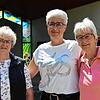 Marlies Kießling, Ute Müller und Maria Werner von der Interessengemeinschaft auf dem Heudorfer Friedhof. Sie wünschen sich eine Senkung ...