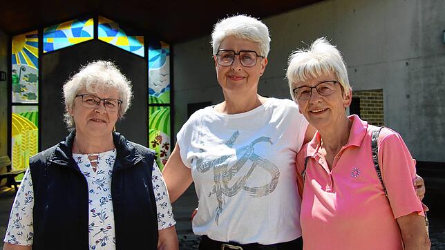Marlies Kießling, Ute Müller und Maria Werner von der Interessengemeinschaft auf dem Heudorfer Friedhof. Sie wünschen sich eine Senkung ...