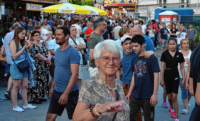Bild 31: Reges Treiben beim Stadtfest am Samstagabend und Sonntagmorgen