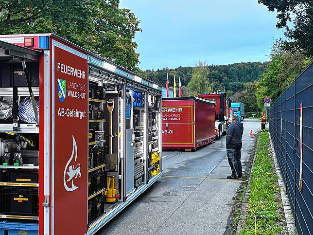 Neben den Feuerwehren Dogern und Albbruck ist auch das Chemie-Zug aus Waldshut im Einsatz.