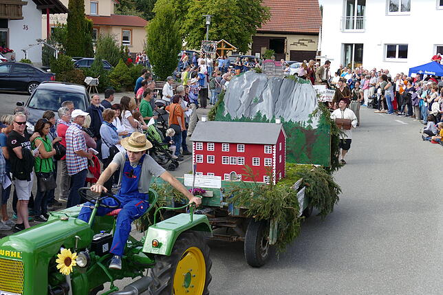 Mit zahlreichen Motivwagen bereicherten die Glashütter ihren historischen Umzug.
