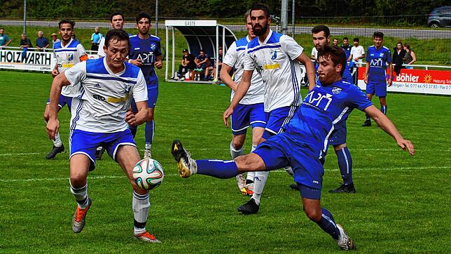 Langes Bein: Der Geißlinger Martin Griesser (rechts) versucht, den Weizener Marek Büche im letzten Moment noch zu stoppen. Der FC ...