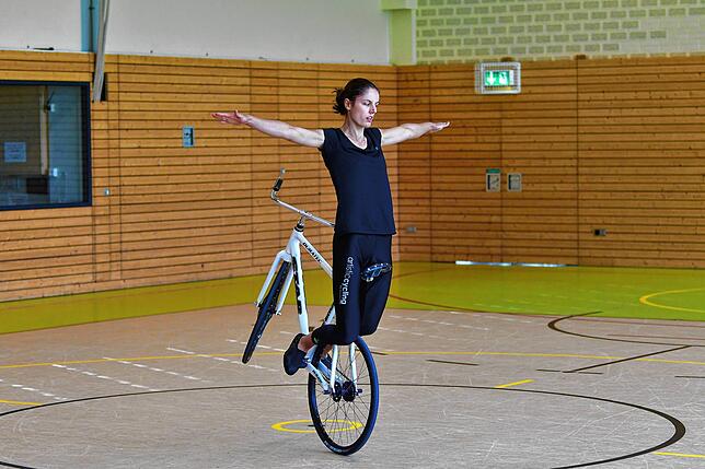 Bild 13: So trainiert Kunstradfahrerin Alisa Lais vom RSV Wallbach ihr Programm