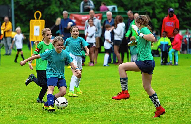Bild 5: Beim großen Fußballturnier der Radolfzeller Grundschüler zeigen die Nachwuchskicker ihr Talent